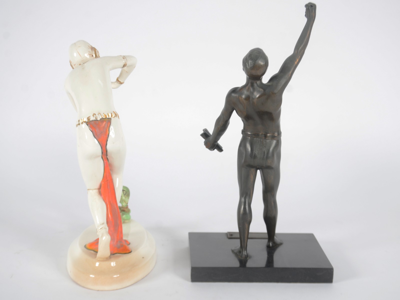 Duas esculturas, sendo uma de porcelana tcheca Art Deco representando... - foto 3 de 11
