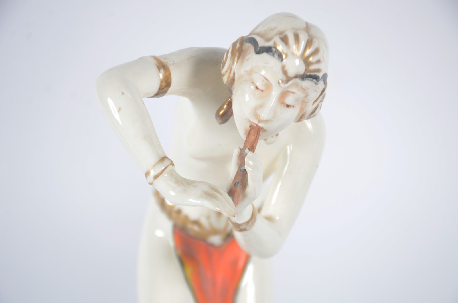 Duas esculturas, sendo uma de porcelana tcheca Art Deco representando... - foto 4 de 11