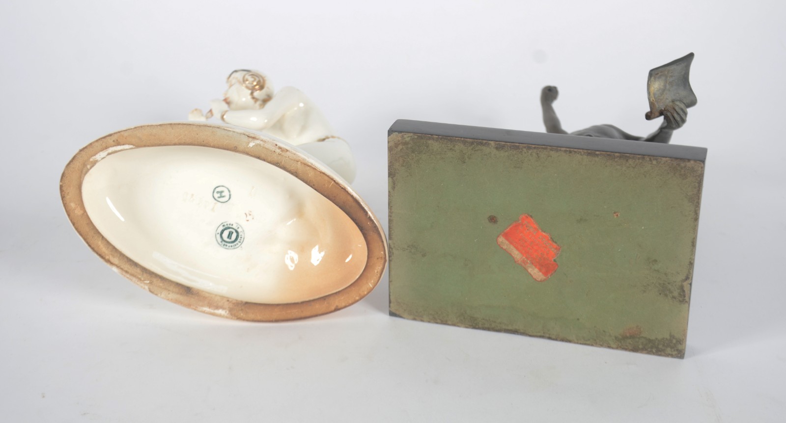 Duas esculturas, sendo uma de porcelana tcheca Art Deco representando... - foto 6 de 11