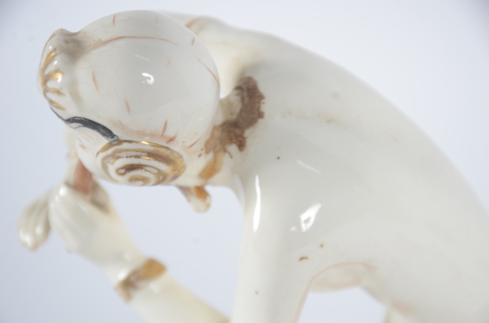 Duas esculturas, sendo uma de porcelana tcheca Art Deco representando... - foto 9 de 11