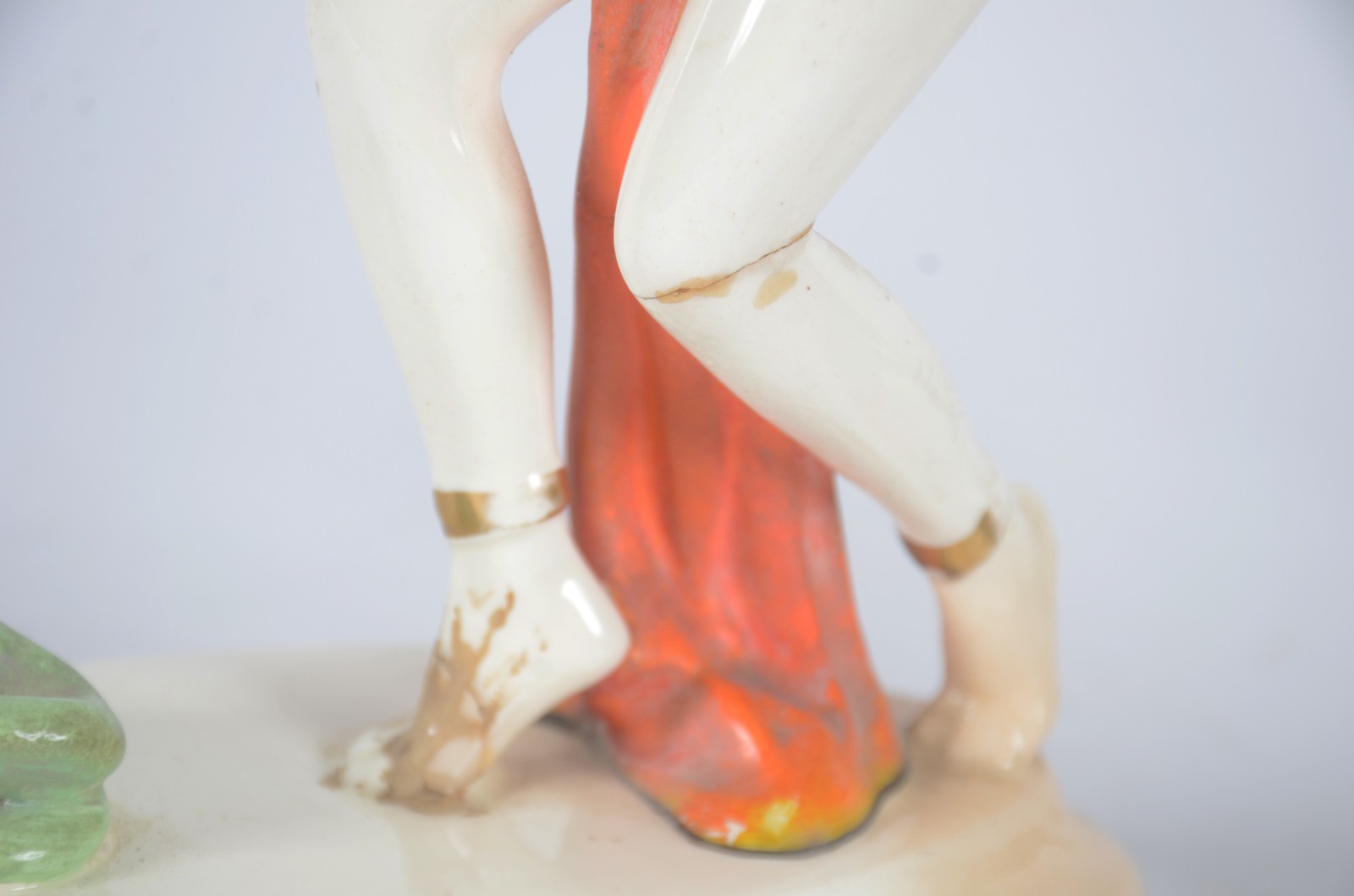 Duas esculturas, sendo uma de porcelana tcheca Art Deco representando... - foto 10 de 11