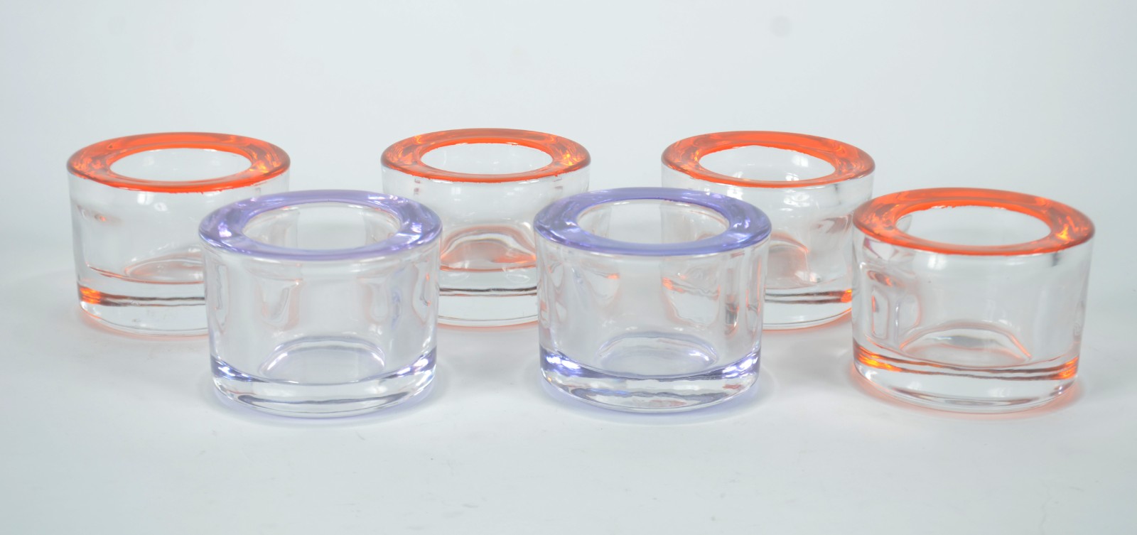 Seis porta velas decorativos de cristal com bordas coloridas. - foto 1 de 4