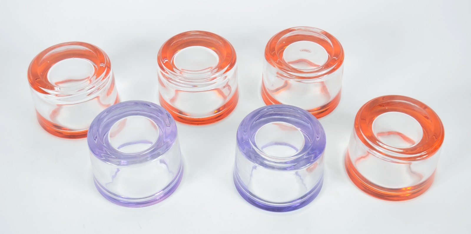 Seis porta velas decorativos de cristal com bordas coloridas. - foto 4 de 4