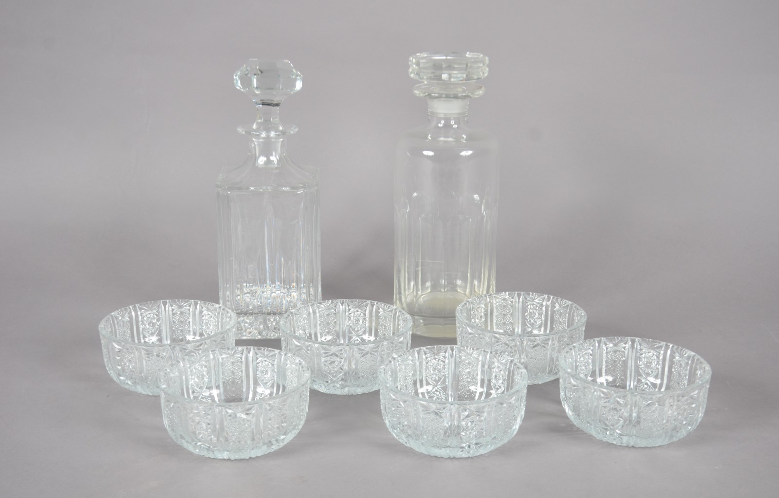 Oito peças diversas de cristal lapidado, sendo: 2 garrafas e 6 bowls. - foto 1 de 9