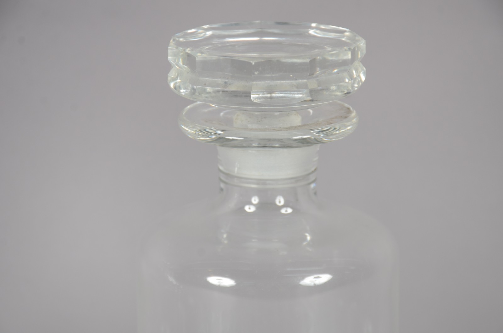 Oito peças diversas de cristal lapidado, sendo: 2 garrafas e 6 bowls. - foto 2 de 9