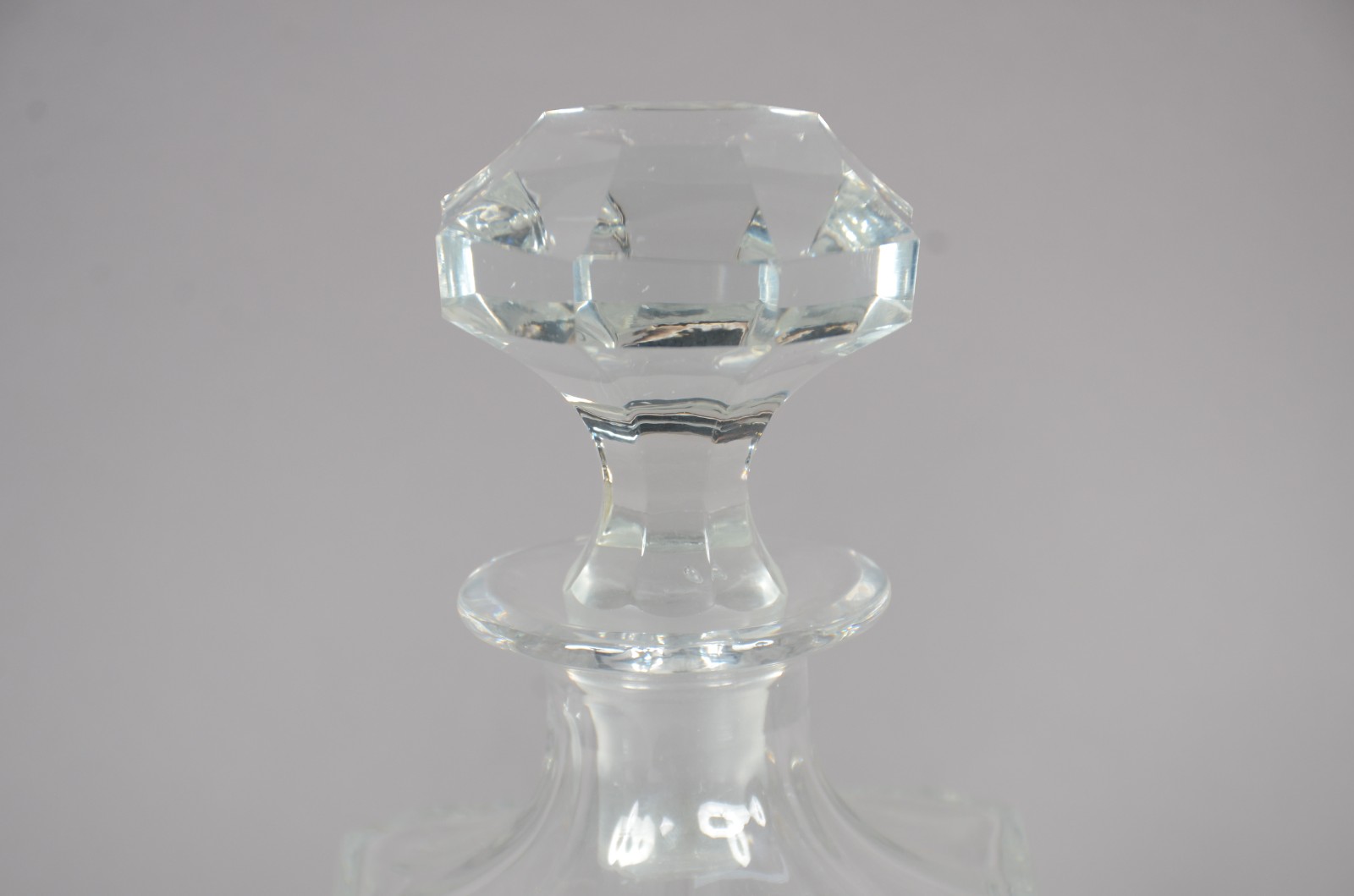 Oito peças diversas de cristal lapidado, sendo: 2 garrafas e 6 bowls. - foto 3 de 9