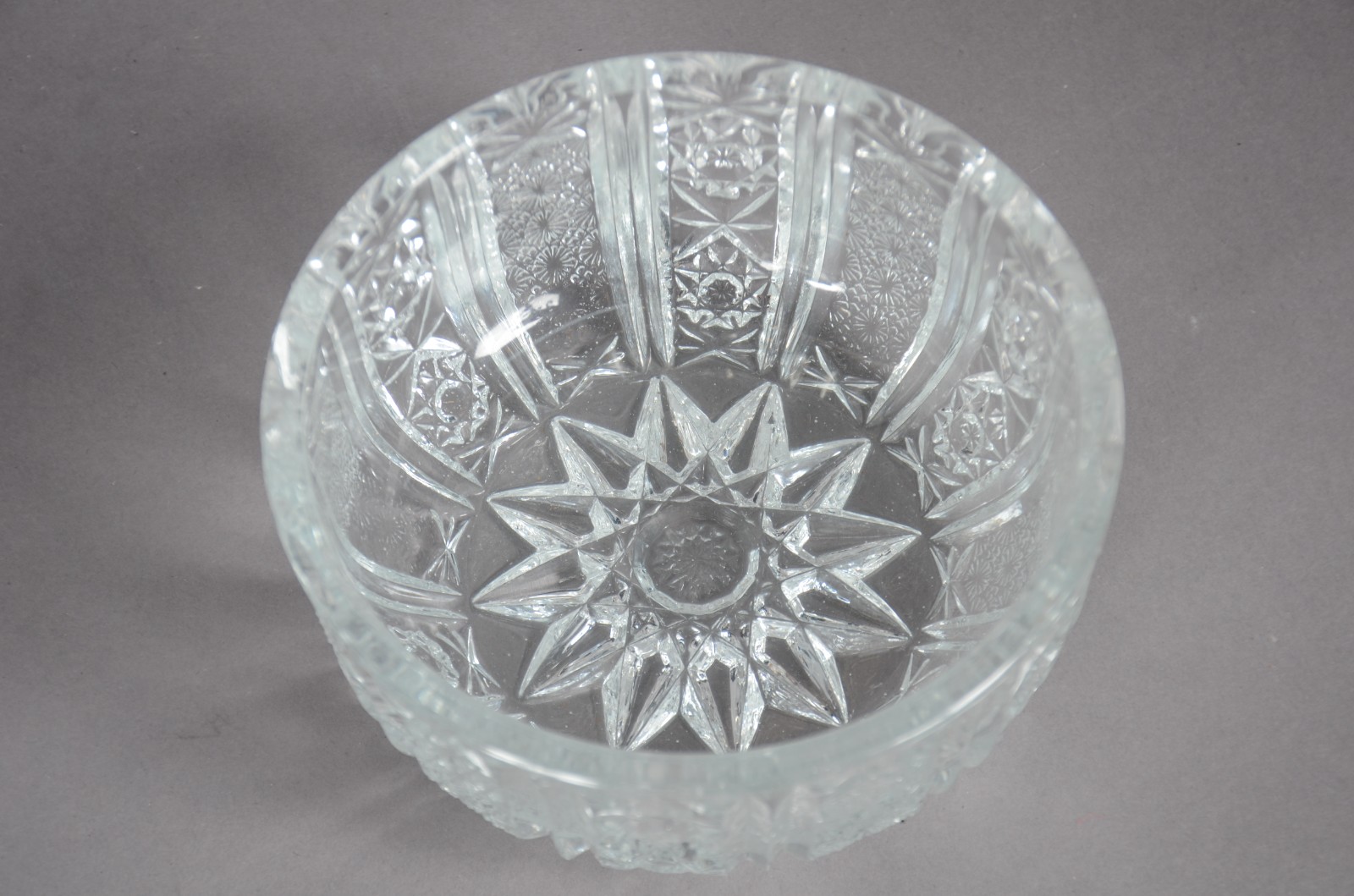 Oito peças diversas de cristal lapidado, sendo: 2 garrafas e 6 bowls. - foto 4 de 9