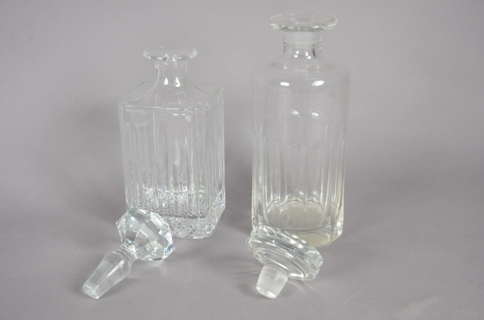 Oito peças diversas de cristal lapidado, sendo: 2 garrafas e 6 bowls. - foto 5 de 9
