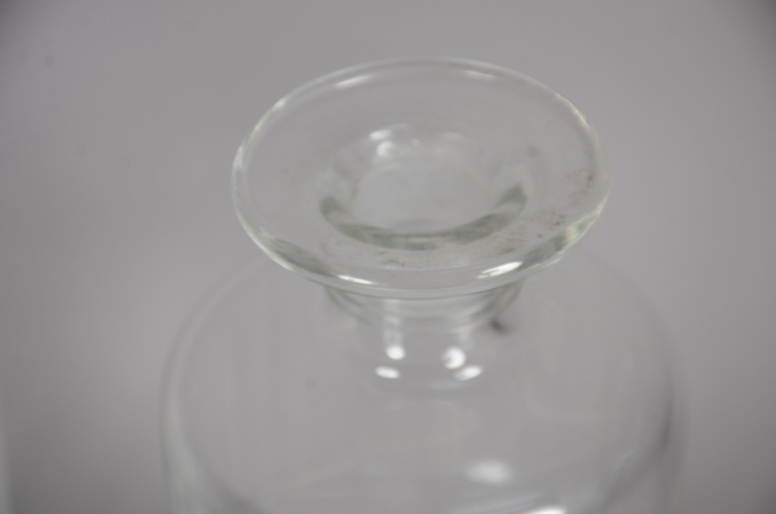 Oito peças diversas de cristal lapidado, sendo: 2 garrafas e 6 bowls. - foto 6 de 9