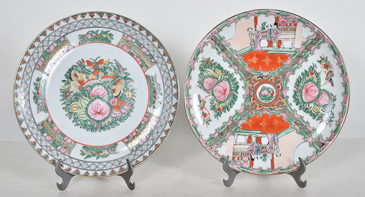 Dois pratos de porcelana chinesa, diam.31 cm.