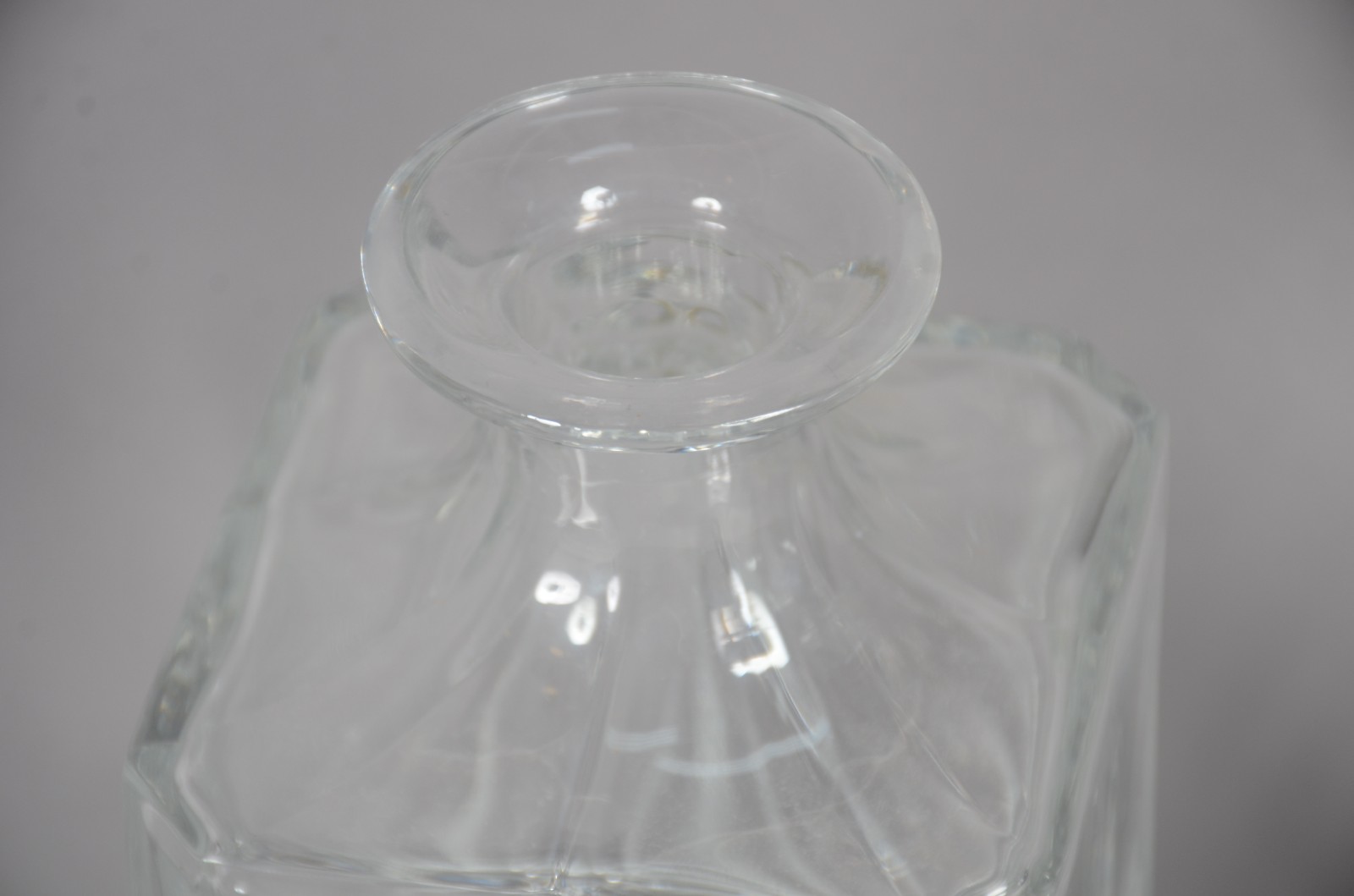 Oito peças diversas de cristal lapidado, sendo: 2 garrafas e 6 bowls. - foto 7 de 9