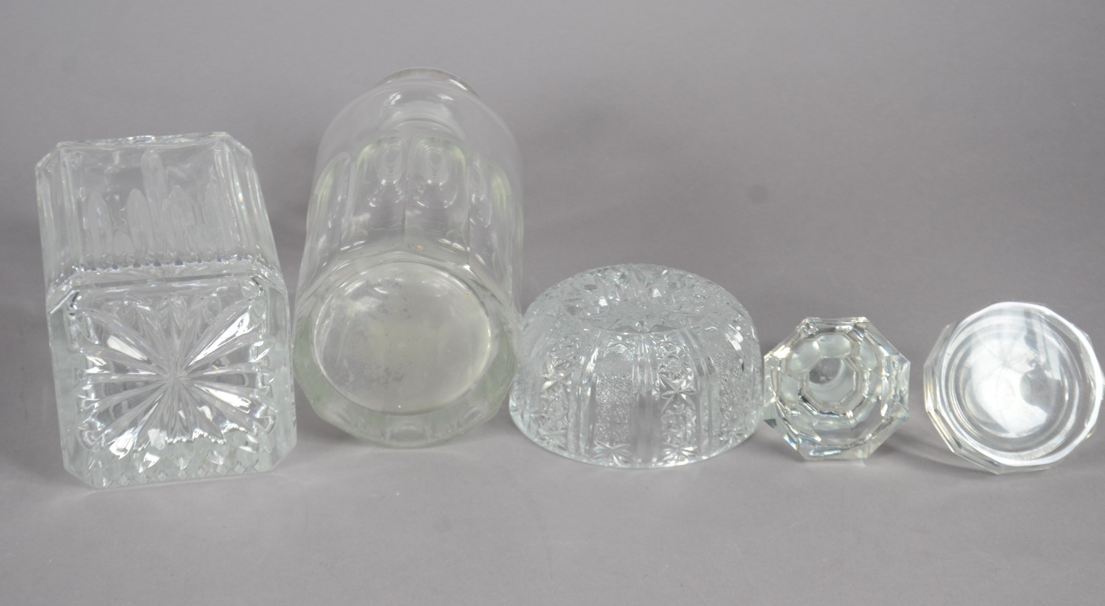 Oito peças diversas de cristal lapidado, sendo: 2 garrafas e 6 bowls. - foto 9 de 9