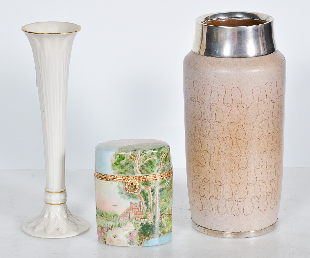 Tres peças diversas, sendo Vaso com detalhe de prata, solifleur Lenox...
