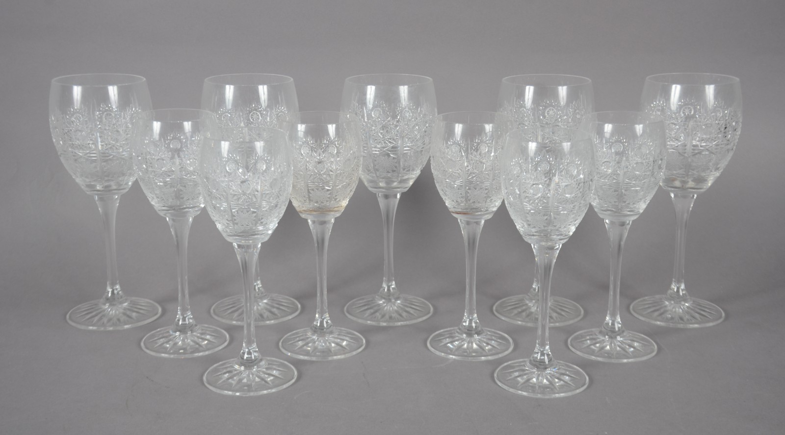 Conjunto de taças de cristal tcheco lapidado, composto de: 5 para... - foto 1 de 8
