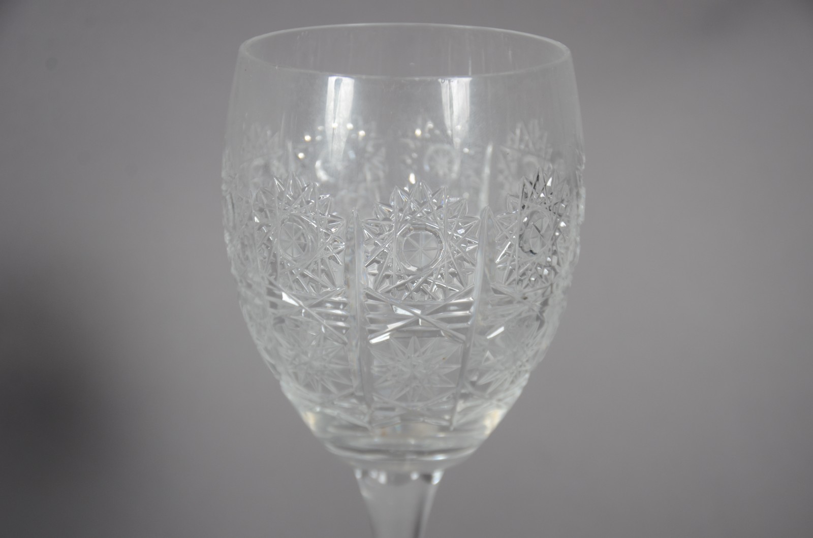 Conjunto de taças de cristal tcheco lapidado, composto de: 5 para... - foto 4 de 8