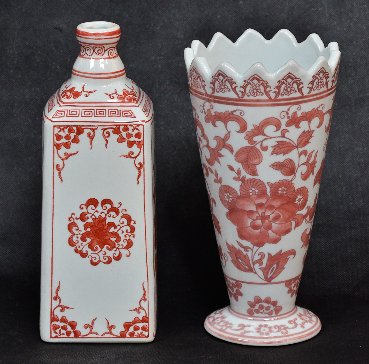 Dois vasos de porcelana oriental branca com flores em rouge de fer...