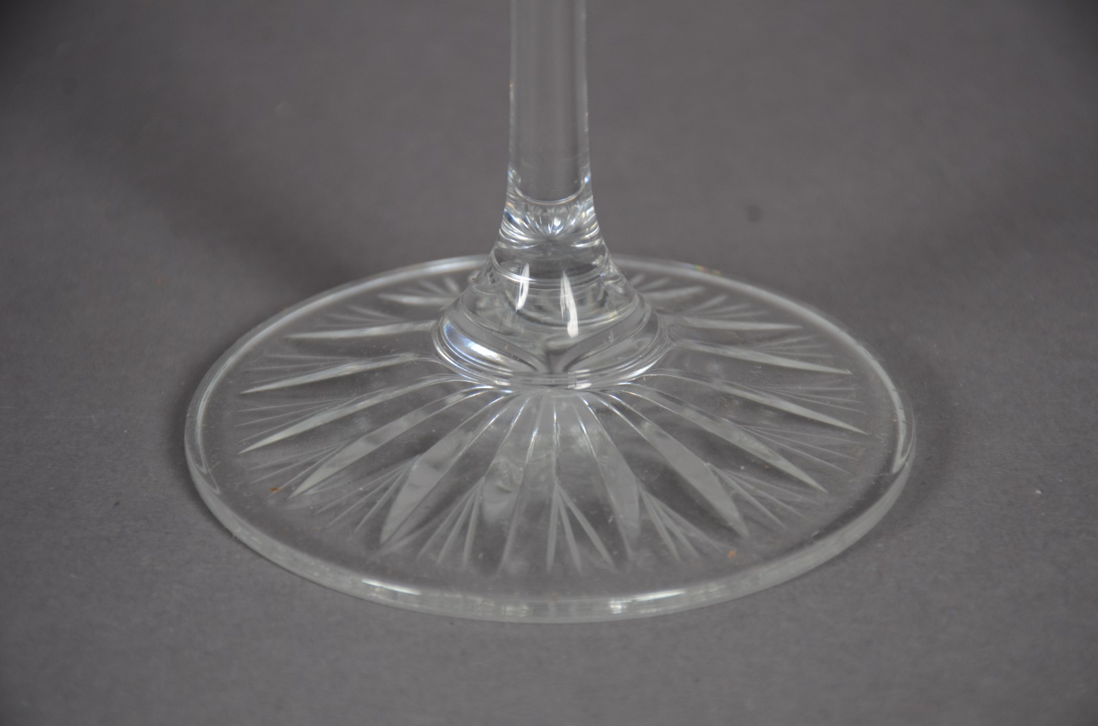 Conjunto de taças de cristal tcheco lapidado, composto de: 5 para... - foto 6 de 8
