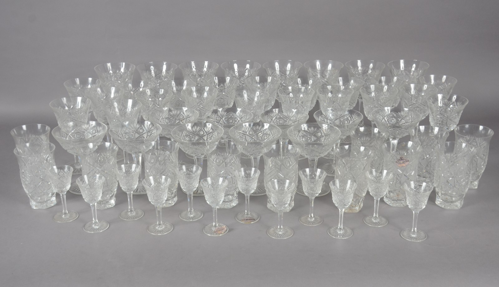 Serviço de copos de cristal tcheco lapidado, composto de: 8 para... - foto 1 de 11