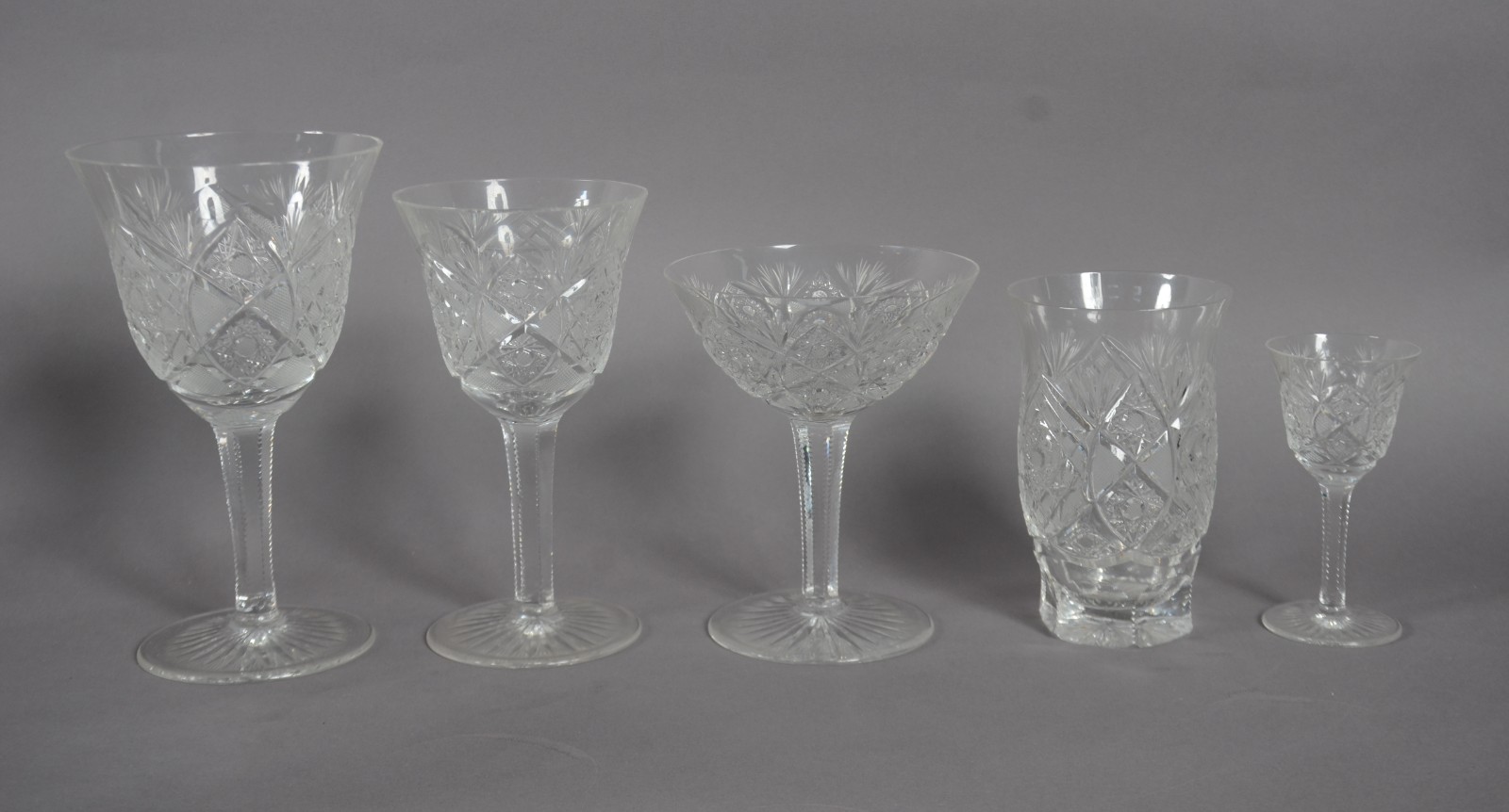 Serviço de copos de cristal tcheco lapidado, composto de: 8 para... - foto 2 de 11