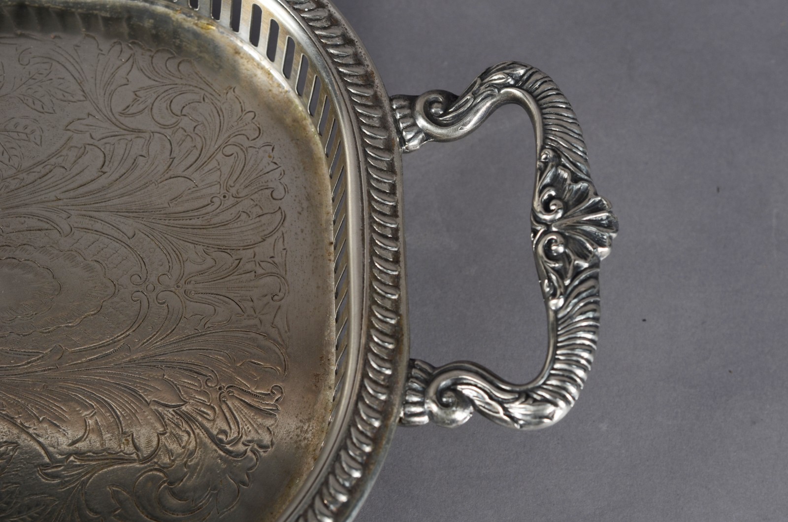 Duas peças de metal, sendo: samovar com trabalhos em relevo e bandeja... - foto 4 de 11