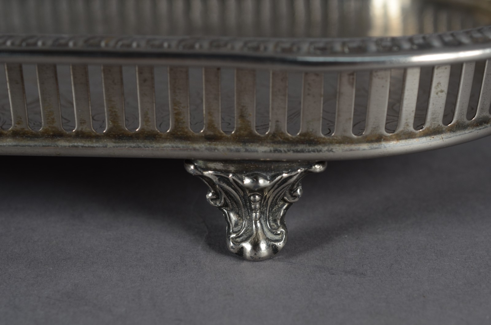 Duas peças de metal, sendo: samovar com trabalhos em relevo e bandeja... - foto 6 de 11