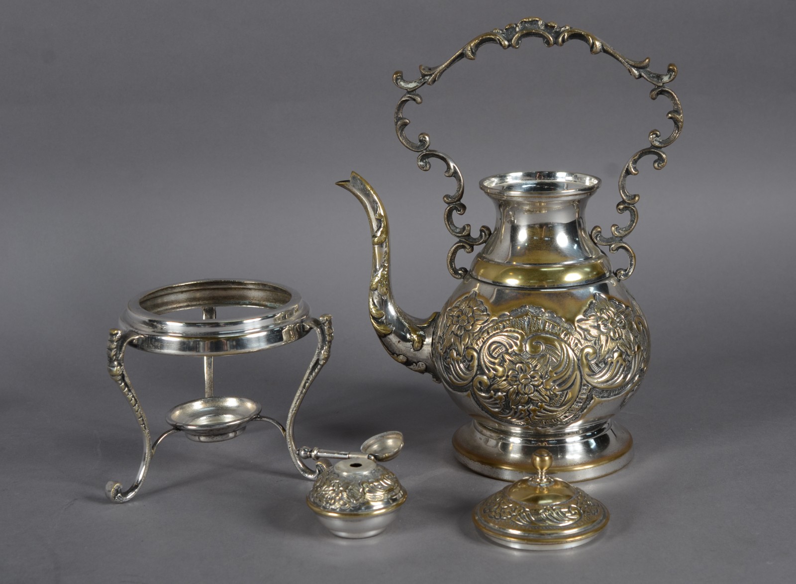 Duas peças de metal, sendo: samovar com trabalhos em relevo e bandeja... - foto 7 de 11