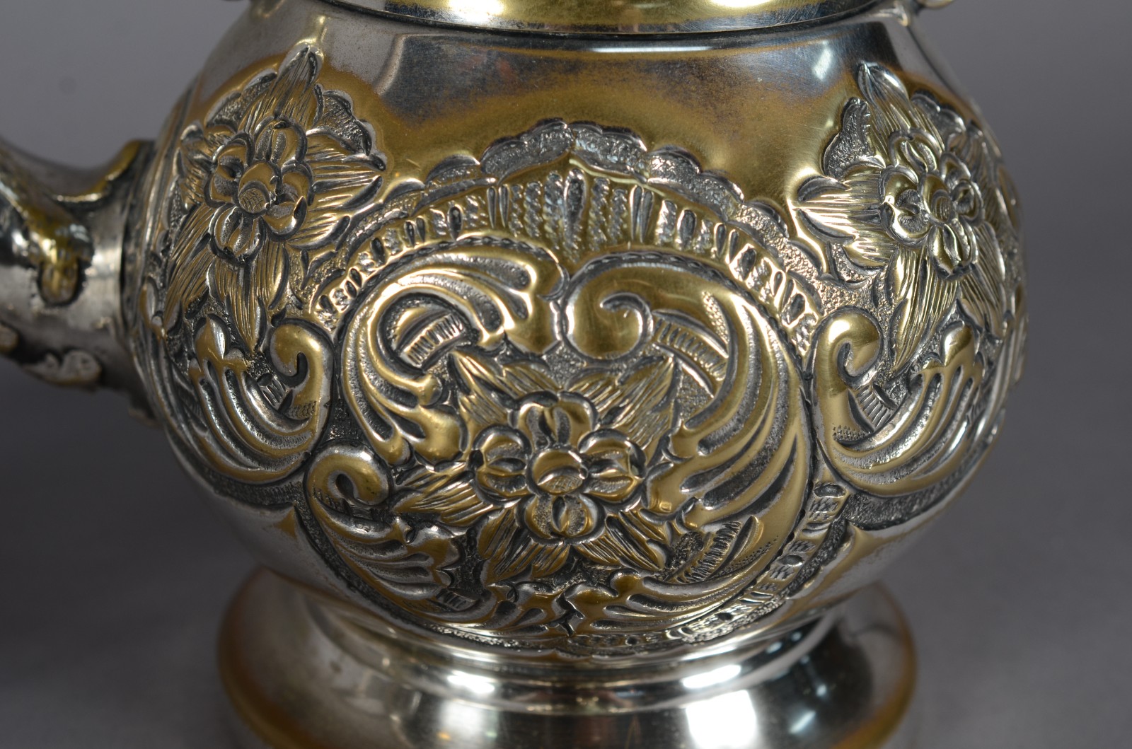 Duas peças de metal, sendo: samovar com trabalhos em relevo e bandeja... - foto 8 de 11
