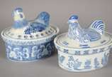Duas terrinas de porcelana azul e branca, tampa... - Duas terrinas de porcelana azul e branca, tampas no feitio de galinhas.