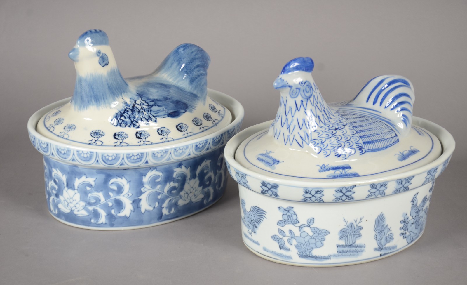Duas terrinas de porcelana azul e branca, tampas no feitio de... - foto 1 de 10