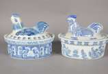 Duas terrinas de porcelana azul e branca, tampa... - Duas terrinas de porcelana azul e branca, tampas no feitio de galinhas.