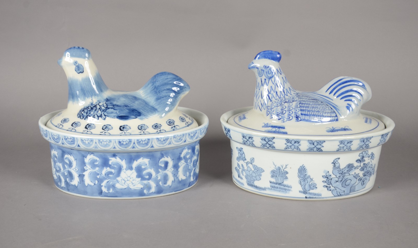 Duas terrinas de porcelana azul e branca, tampas no feitio de... - foto 2 de 10