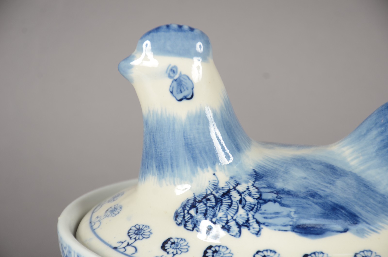 Duas terrinas de porcelana azul e branca, tampas no feitio de... - foto 3 de 10