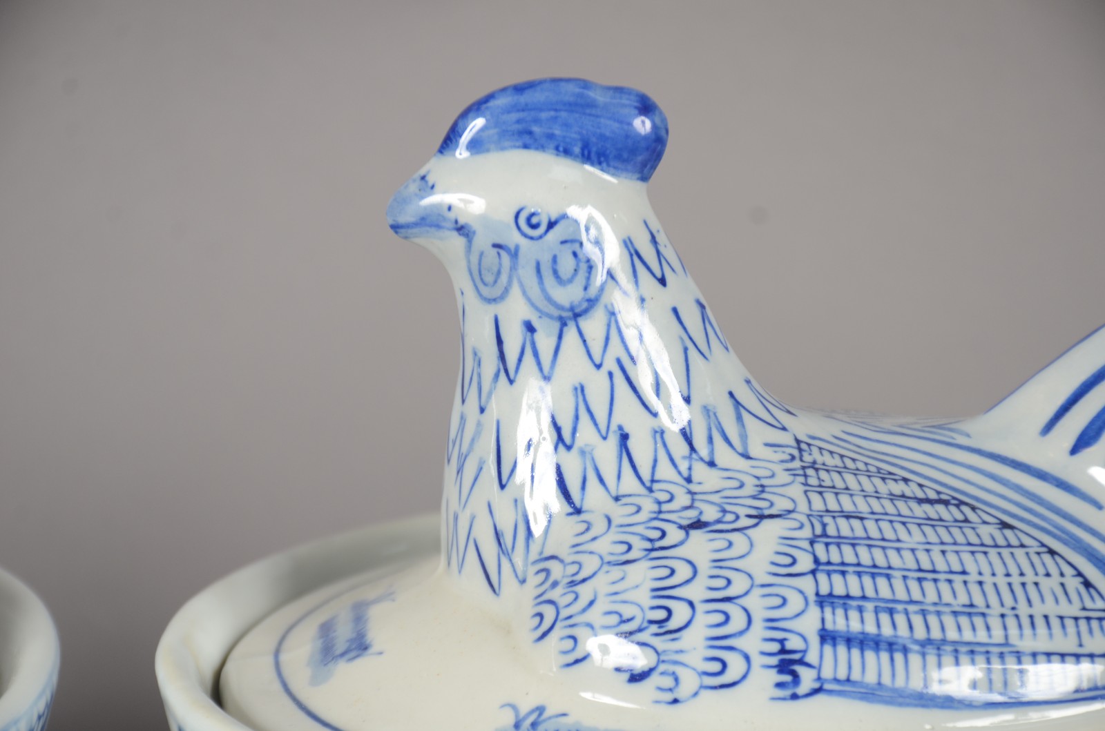 Duas terrinas de porcelana azul e branca, tampas no feitio de... - foto 4 de 10
