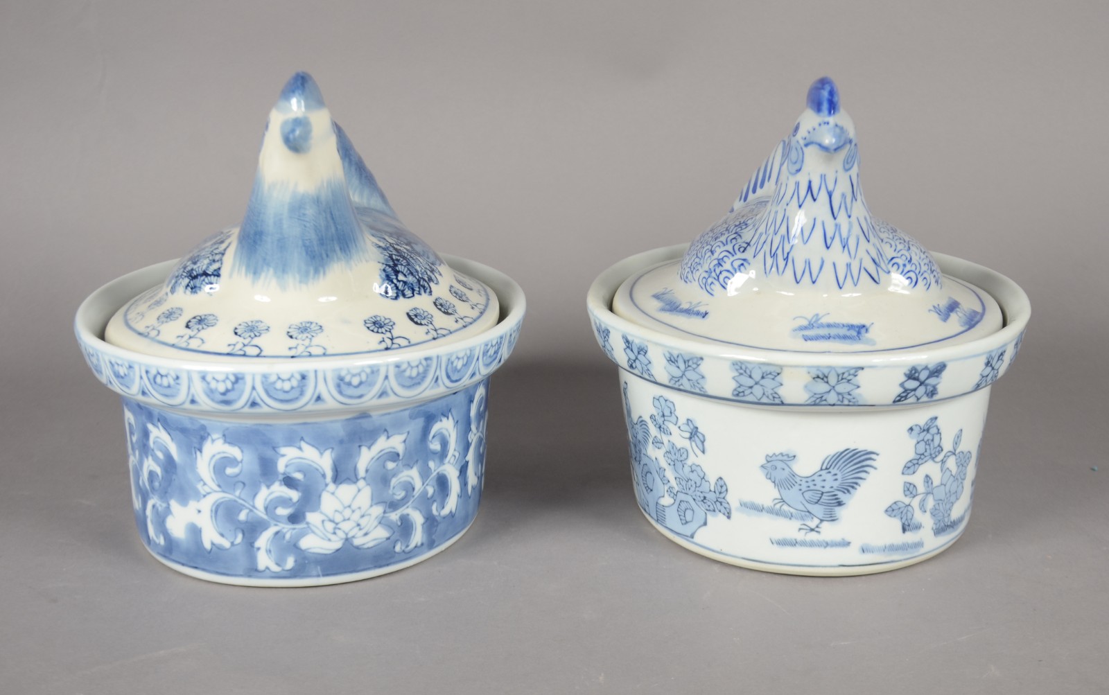 Duas terrinas de porcelana azul e branca, tampas no feitio de... - foto 5 de 10