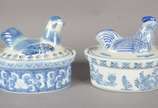 Duas terrinas de porcelana azul e branca, tampa... - Duas terrinas de porcelana azul e branca, tampas no feitio de galinhas.