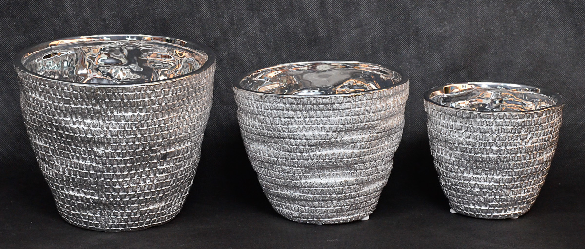 Conjunto com 3 cachepots de cerâmica trabalhada em prateado, alts.11...