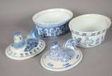 Duas terrinas de porcelana azul e branca, tampa... - Duas terrinas de porcelana azul e branca, tampas no feitio de galinhas.