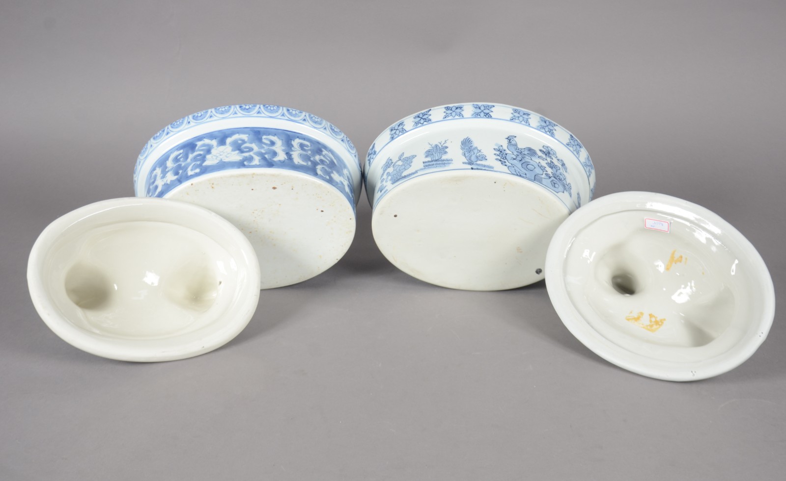 Duas terrinas de porcelana azul e branca, tampas no feitio de... - foto 8 de 10