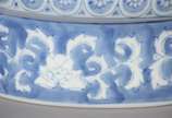 Duas terrinas de porcelana azul e branca, tampa... - Duas terrinas de porcelana azul e branca, tampas no feitio de galinhas.