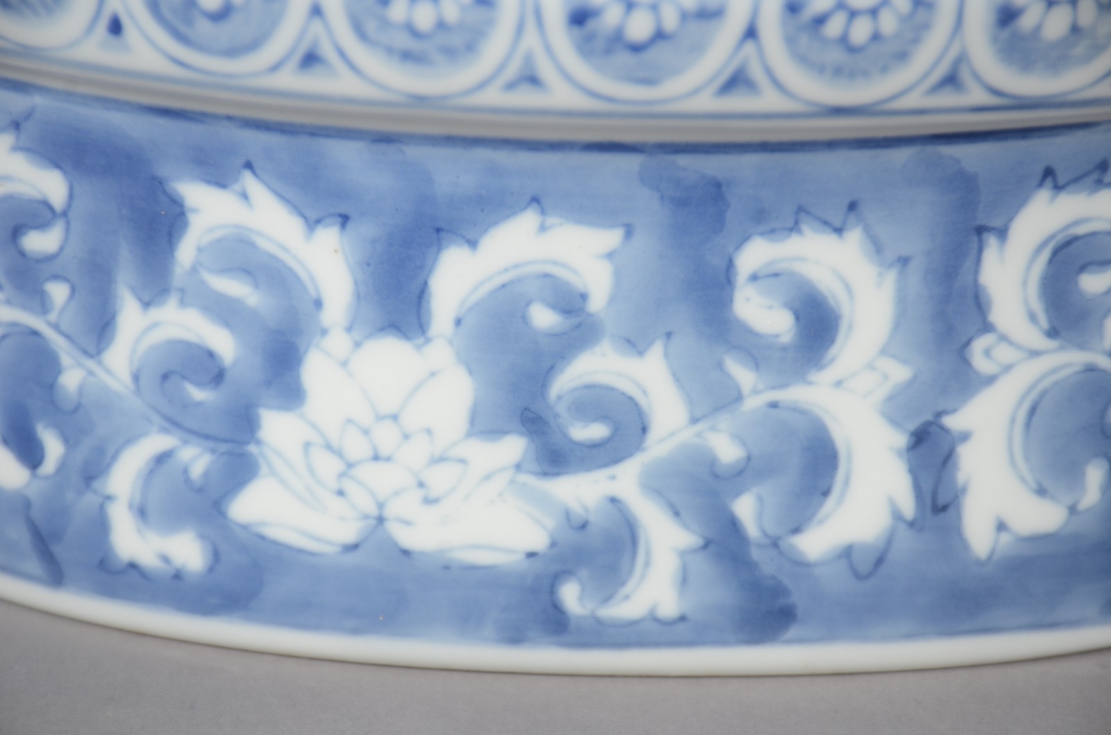 Duas terrinas de porcelana azul e branca, tampas no feitio de... - foto 9 de 10