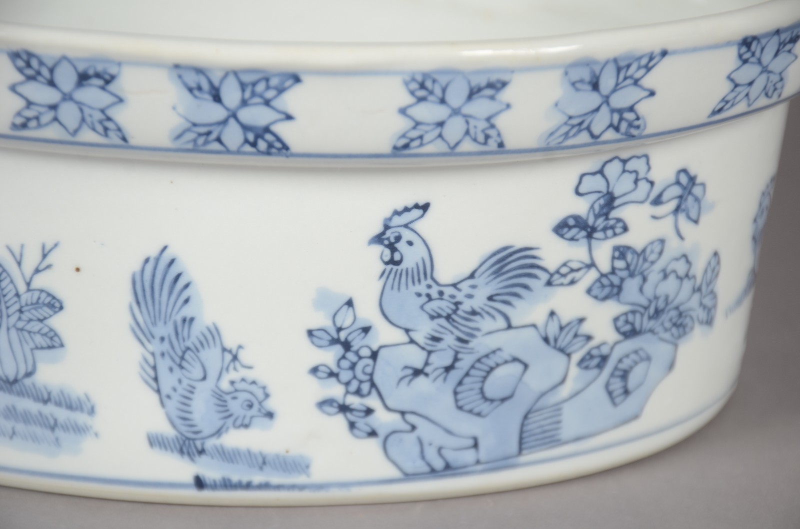 Duas terrinas de porcelana azul e branca, tampas no feitio de... - foto 10 de 10