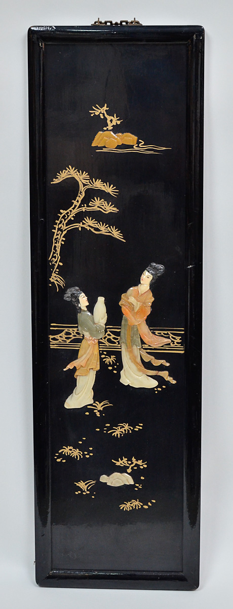 Placa de lacca preta oriental com aplicações de pedra dura, med. 1,01...
