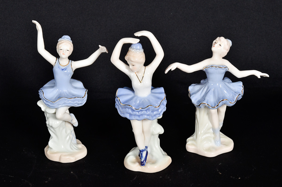 Tres bailarinas de porcelana, alts. de 13 a 15 cm.