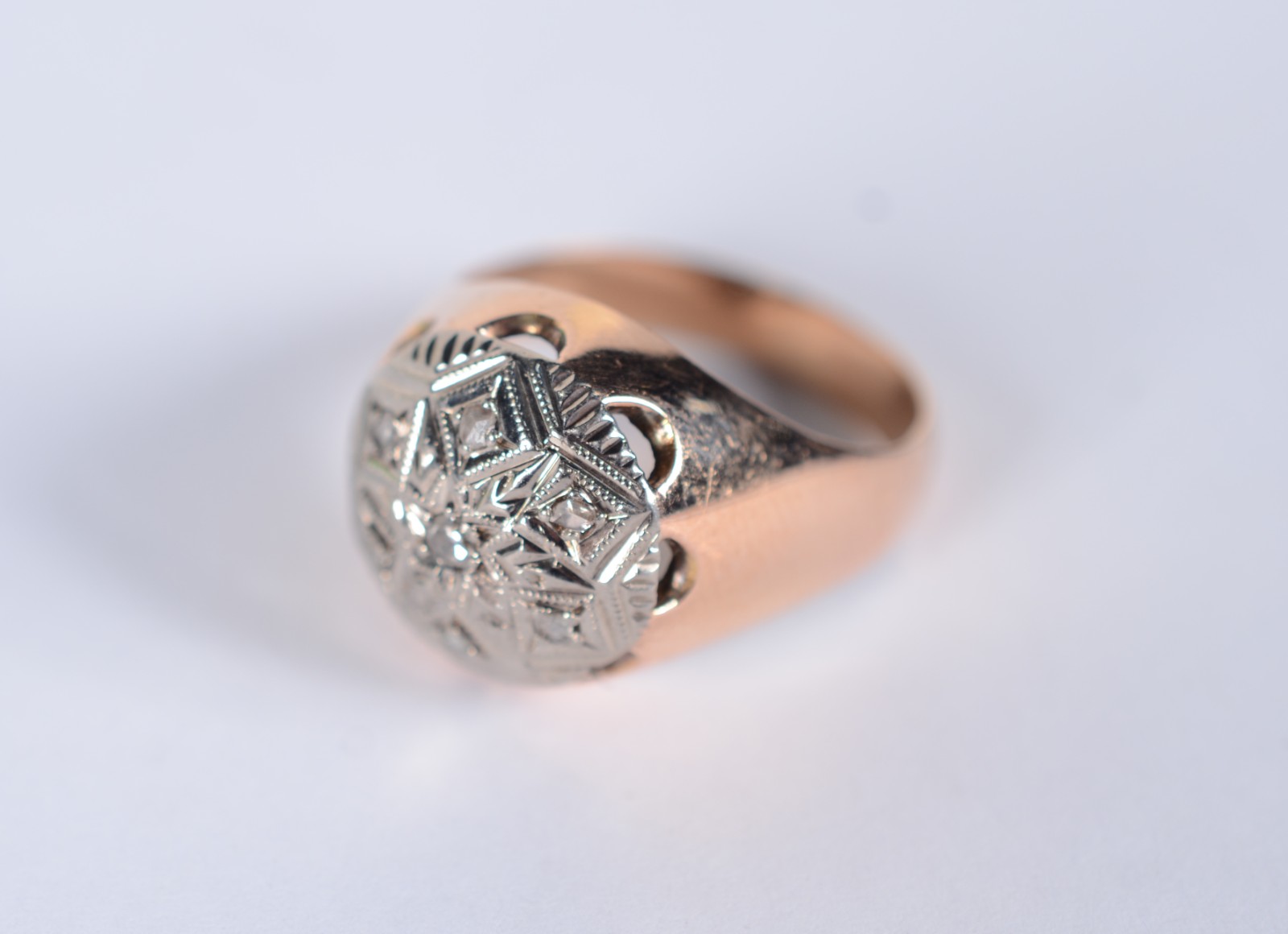 Anel de ouro 18k., e ouro branco cravejado de brilhantes, aro 18... - foto 1 de 8