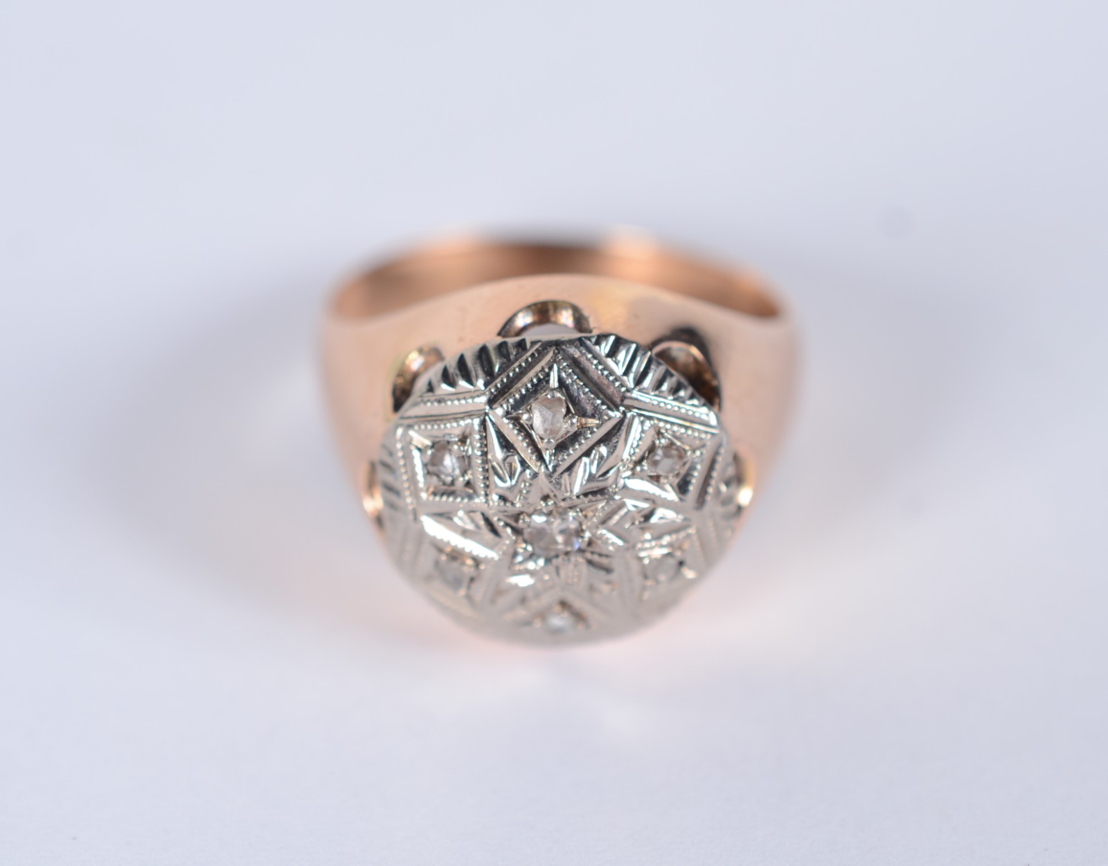Anel de ouro 18k., e ouro branco cravejado de brilhantes, aro 18... - foto 2 de 8