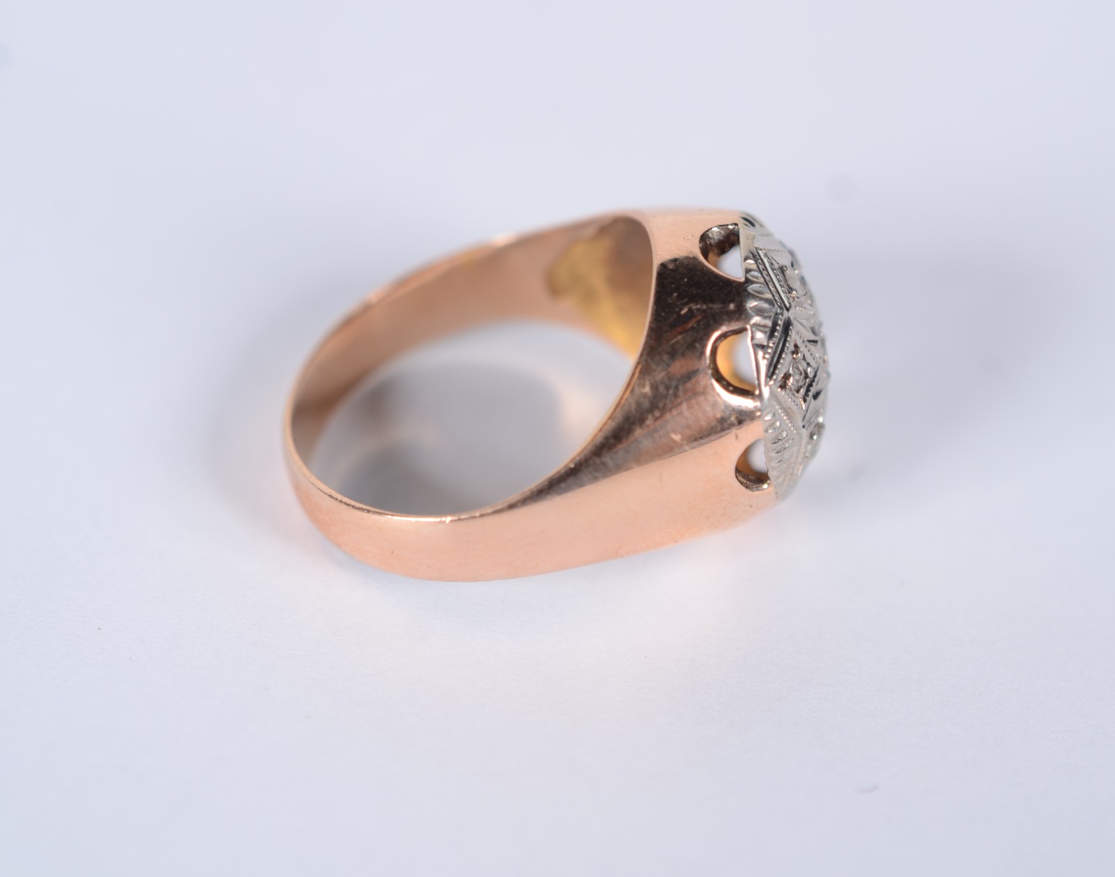 Anel de ouro 18k., e ouro branco cravejado de brilhantes, aro 18... - foto 3 de 8