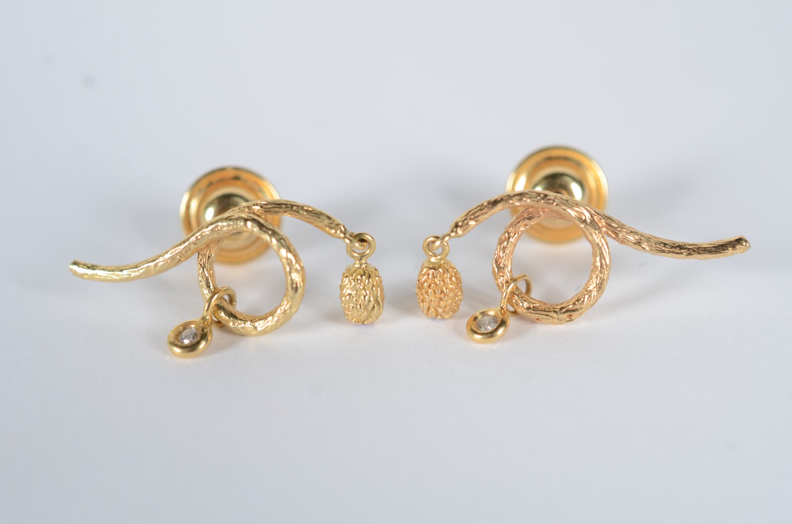 Par de brincos de ouro 18k., contraste 750 na forma de cobra. (Por... - foto 1 de 5
