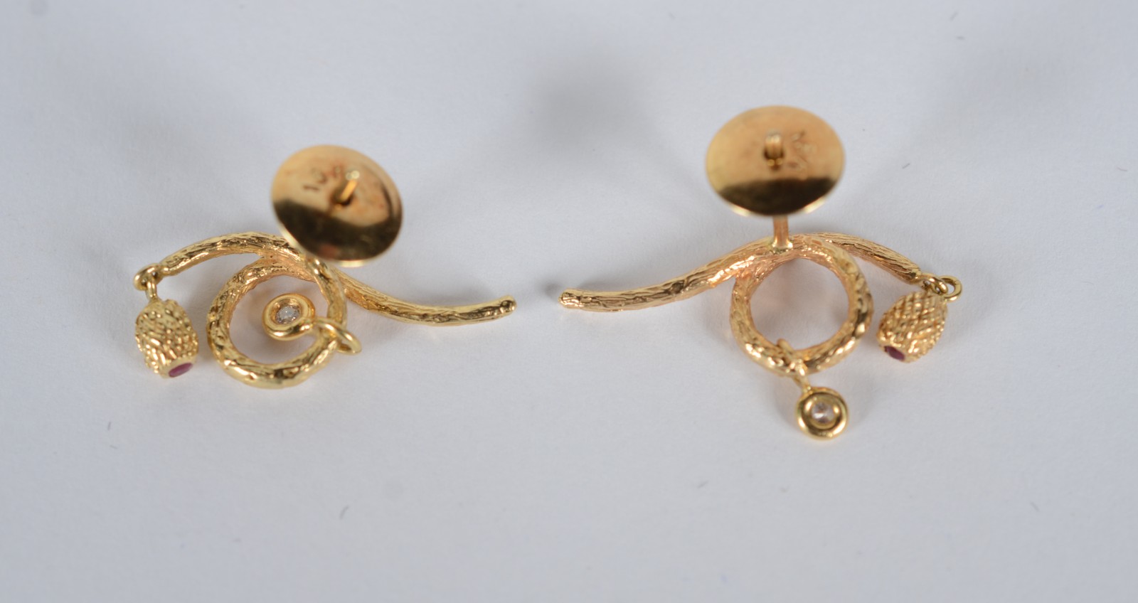 Par de brincos de ouro 18k., contraste 750 na forma de cobra. (Por... - foto 2 de 5