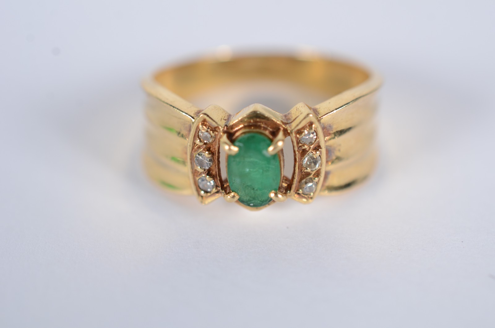 Anel de ouro 18k., cravejado com 6 brilhantes e esmeraldas, aro 15... - foto 1 de 8