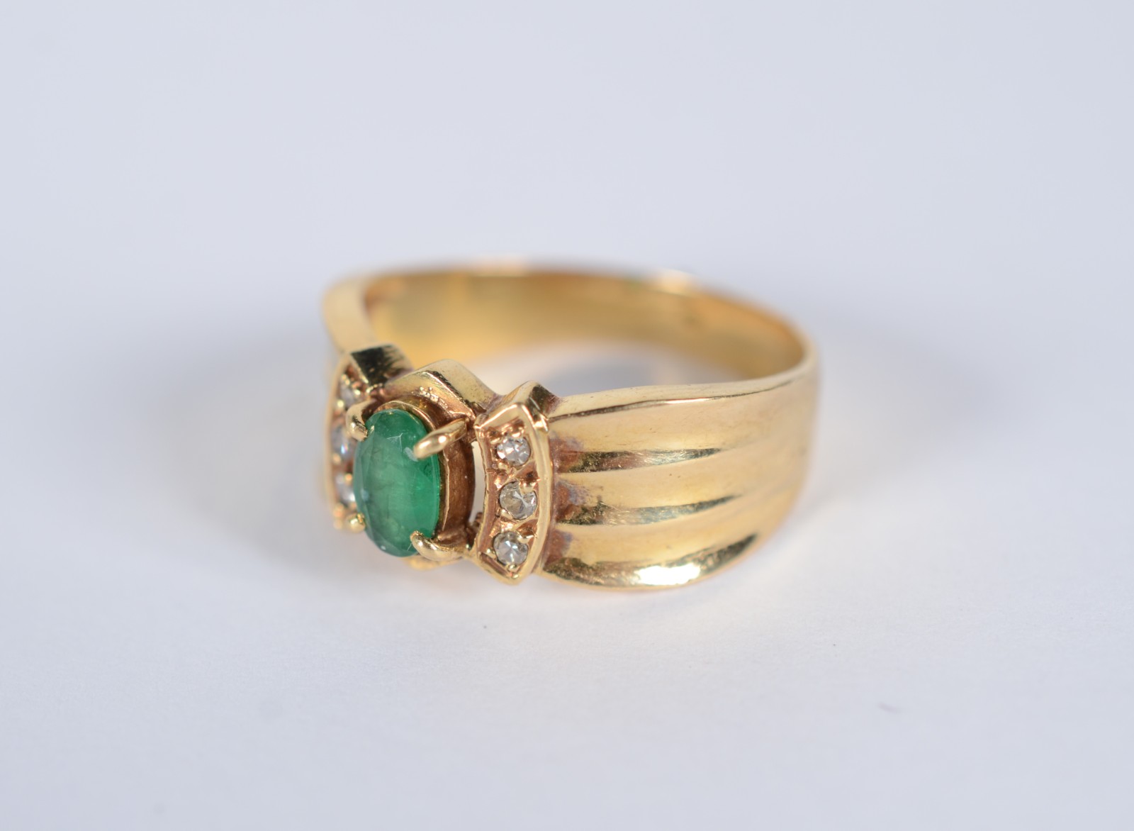 Anel de ouro 18k., cravejado com 6 brilhantes e esmeraldas, aro 15... - foto 2 de 8